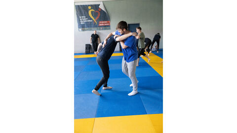 Auf dem Bild befinden sich mehrere Teilnehmer auf einer Judo-Matte, die Hebeltechniken aus dem Kampfsport anwenden, um sich gegenseitig zu Boden zu bringen. Die Teilnehmer sind in verschiedenen Positionen, während sie versuchen, ihre Techniken korrekt auszuführen. Auf dem Bild befinden sich mehrere Teilnehmer auf einer Judo-Matte, die Hebeltechniken aus dem Kampfsport anwenden, um sich gegenseitig zu Boden zu bringen. Die Teilnehmer sind in verschiedenen Positionen, während sie versuchen, ihre Techniken korrekt auszuführen.