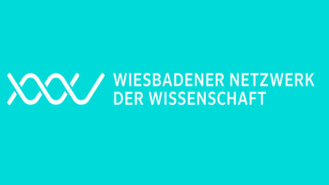 Logo des Wiesbadener Netzwerks der Wissenschaft, türkisfarbener Hintergrund mit weißem Schriftzug und Wellenlinien