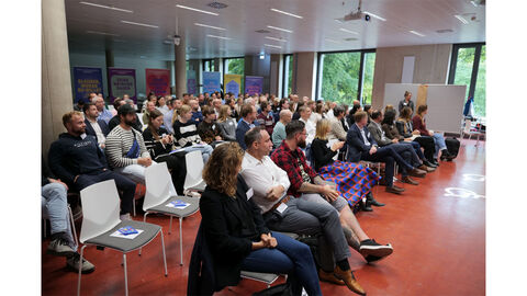 Publikum Workshop Demokratie Publikum lauscht aufmerksam dem dargebotenen Vortrag