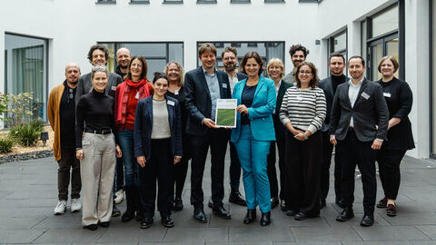 Veröffentlichung PrEval-Monitor Gruppenbild mit Prof.Dr. Junk, Staatssekretärin Juliane Seifert und Forschungsdelegation