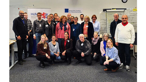 Workshop Menschenrechte und Menschenrechtsbildung Gruppenbild der Workshopteilnehmenden mit dem Organisationsteam