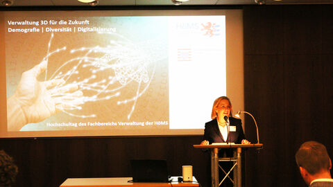 Prof. Dr. Beate Eibelshäuser steht an einem Rednerpult