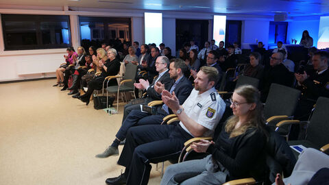 Blick von vorne auf die geladenen Ehrengäste sowie Sportlerinnen und Sportler bei der Veranstaltung Blick von vorne auf die geladenen Ehrengäste sowie Sportlerinnen und Sportler bei der Veranstaltung
