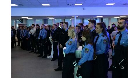 Erstsemester der Campus Kassel und Gießen Studierende des Fachbereich Polizei stehen in einem Saal