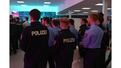 Erstsemester des Fachbreiches Polizei am Campus Kassel Studierende des FB Polizei des Campus Kassel stehen in einem Saal beisammen