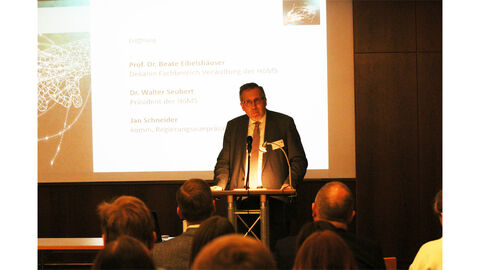 Dr. Walter Seubert steht an einem Rednerpult