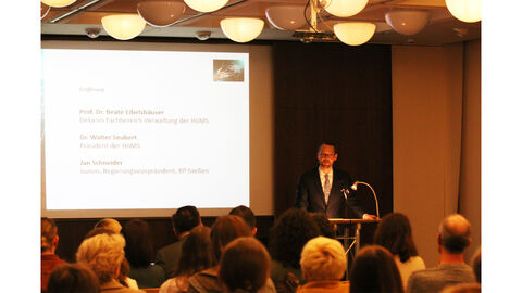 Jan Schneider steht an einem Rednerpult