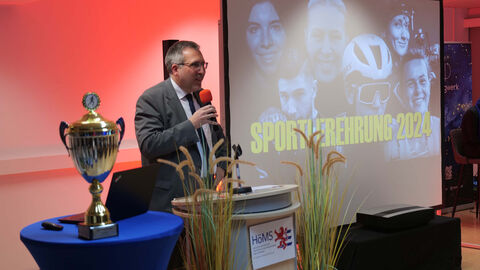 Grußworte bei der Sportlerehrung vom Präsidenten der HöMS, Dr. Walter Seubert Grußworte bei der Sportlerehrung vom Präsidenten der HöMS, Dr. Walter Seubert
