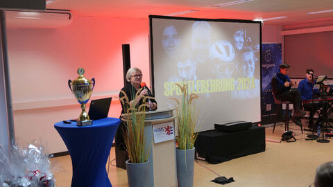 Grußworte bei der Sportlerehrung von der Präsidentin der HSRM Prof. Dr. Eva Waller Grußworte bei der Sportlerehrung von der Präsidentin der HSRM Prof. Dr. Eva Waller
