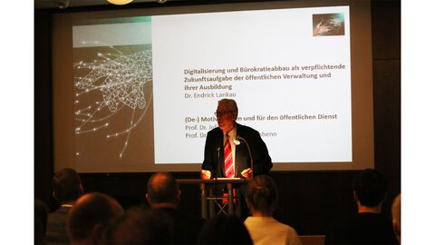 Dr. Endrick Lankau steht an einem Rednerpult