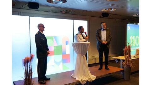 LPP Robert Schäfer mit Campusdekan Matthias Mai und Präsident HöMS Dr Landespolizeipräsident Robert Schäfer, Campusdekan Matthias Mai und Präsident der HöMS stehen auf einem Tisch und sprechen zum Publikum