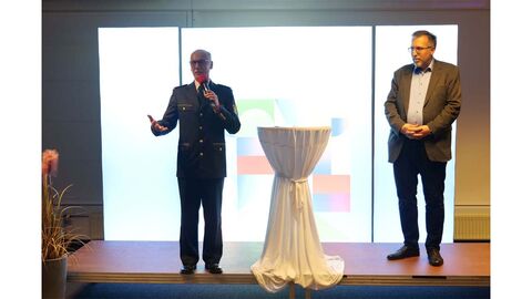 LPP Robert Schäfer und Präsident HöMS Dr. Walter Seubert Landespolizeipräsident Schäfer und Dr. Walter Seubert stehen auf einer Bühne