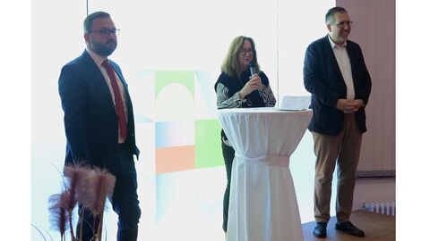 LPVP Dr. Roland Wagner mit Campusdekanin Sigrid Josephs und Präsident der HöMS Dr. Seubert LPVP Dr. Roland Wagner, Campusdekanin Sigrid Josephs und Präsident der HöMS, Dr. Seubert, auf einer Bühne