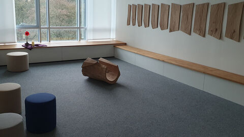 Raum der Stille an der HoMS Campus Mühlheim mit Kunstwerk von Nikodemus Löffl