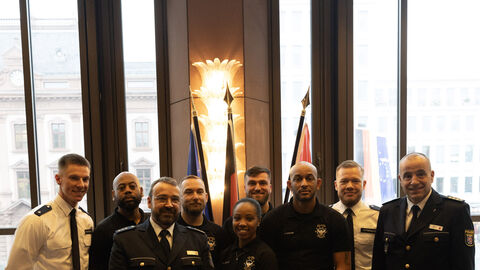 Polizeipräsident Südhessen Björn Gutzeit, Campusdekan Mühlheim Matthias Mai zusammen mit Studierenden und der amerikanischen Delegation aus Atlanta