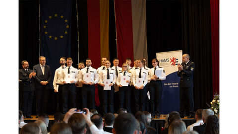 Studierende bei der Urkundenübergabe mit dem Präsidenten der HöMS Dr. Walter Seubert, Polizeipräsident Südhessen Björn Gutzeit und Campusdekan Mühlheim Matthias Mai bei der Graduierung Standort Mühlheim