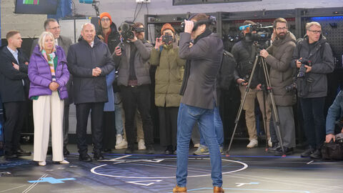 Digitalministerin Sinemus, Innenminister Poseck, Präsident HöMS Seubert mit Pressevertretern bei der Vortellung der Virtual Reality Anlage an der HöMS Präsident der HöMS, Innenminister und Digitalministerin werden Fotografen umringt