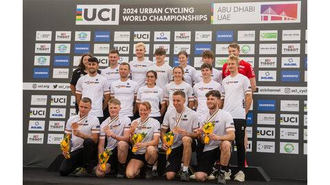 Die fünf Bronze-Medaillen-Gewinnerinnen und Gewinner, die deutschen Teilnehmerinnen und Teilnehmer mit Teammanagerin Doris Widmann und Nationaltrainer Wolfgang Wenzel. 