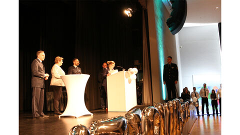 Übergabe der Urkunden an die Studierenden durch Camusdekanin Wiesbaden Ina Mahl bei der Graduierung Standort Wiesbaden