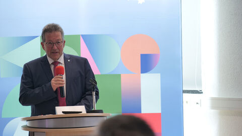 Ansprache durch Vizepräsident Nordhessen Klaus Wittich Vizepräsident Nordhessen Klaus Wittich vor einem Rednerpult