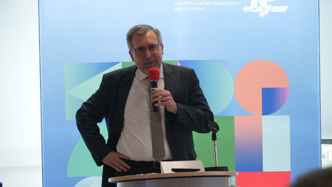 Begrüßung durch Präsident HöMS Dr. Walter Seubert Präsident HöMS Dr. Walter Seubert, vor einem Rednerpult