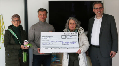Foto bei der Spendenübergabe an das Kinderhaus Nesthäkchen