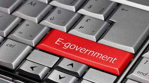 Ausschnitt einer Computertastatur mit Entertaste, Pfeiltasten, Buchstaben, Umschalttaste (rechts) trägt die Aufschrift 'E-goverment'