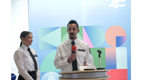 Redebeitrag der Klassensprecherin und -sprechers Klassensprecherin und -sprechers an einem Rednerpult