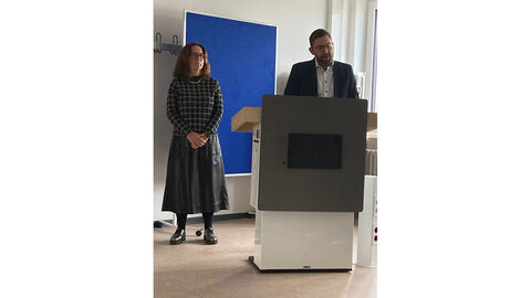 Begrüßung Campusdekanin des Fachbereichs Polizei Sigrid Josephs und der Campusdekan des Fachbereichs Verwaltung Prof. Dr. Stefan Achler Campusdekanin des Fachbereichs Polizei, Sigrid Josephs, und der Campusdekan des Fachbereichs Verwaltung, Prof. Dr. Stefan Achler, stehen hinter einem Rednerpult