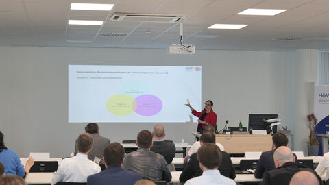 Vortrag von Prof. Dr. Kristin Wolf Prof. Dr. Kristin Wolf mit ihrem Vortrag zum Thema: "Zwischen Sicherheit und Freiheit - Polizeiliche Überwachung im demokratischen Kontext'