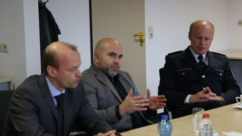 Markus Moog, Jewgenij Wassermann und Waldemar Regner sitzen an einem Tisch