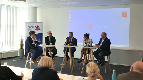 Podiumsgespräch mit dem Staatssekretär, den Forschungsdirektoren sowie den Vortragenden des Nachmittages Staatssekretär, Forschungsdirektoren und Vortragenden des Nachmittages an Stehtischen vor Publikum