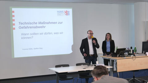 Yvonne Dölle und Prof. Dr. Steffen Bug beim Vortrag Yvonne Dölle und Prof. Dr. Steffen Bug beim Vortrag zm THema: "Technische Maßnahmen zur Gefahrenabwehr - Wann sollten wir dürfen, was wir können?"