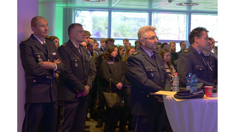 Führungskräfte der Polizei Hessen gemeinsam mit den Erstsemestern Führungskräfte gemeinsam mit den Erstsemestern stehen in einem Raum