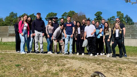 Gruppenbild Gruppenbild der Studierenden auf einer Wiese