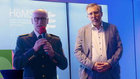 Rede des Landespolizeipräsidenten Robert Schäfer im Beisein von Präsident Dr. Walter Seubert Robert Schäfer und Präsident Dr. Walter Seubert an einem Rednertisch