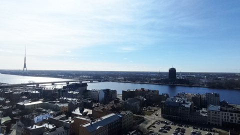 Blick aus der Luft / Luftaufnahme auf die Rigaer Innenstadt und die Düna (Fluss)]