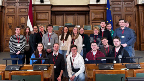 Gruppe 1 im historischen Plenarsaal des Parlamentsgebäudes der Saeima