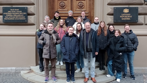 Gruppe 2 vor dem Eingang des Parlamentsgebäudes der Saeima