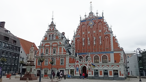 Das Schwarzhäupterhaus auf dem Rathausplatz der lettischen Hauptstadt Riga