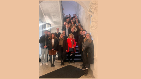 Gruppenbild der Reisegruppe in der Deutschen Botschaft in Riga]