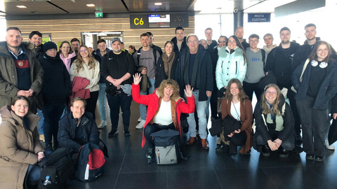Gruppenbild der Reisegruppe im Terminal des Flughafens Riga