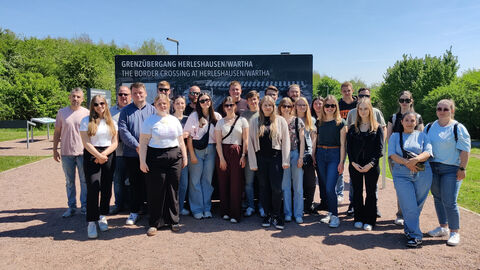 Gruppenbild der Teilnehmenden Studiengruppe vor einer Informationstafel im WERRAGrenzPark