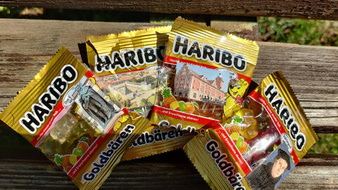 Historische Weingummitüten Haribo-Verpackungen mit Abbildungen von Gebäuden und Personen aus der Thüringer Geschichte