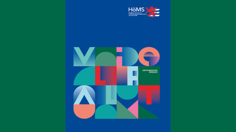 Jahresbericht 2022/23 Bunte Komponenten ergeben ein Muster mit dem Titel 'Jahresbericht 2022/23'.