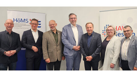 Bild von links nach rechts: Prof. Dr. Uwe Becker, EHD; Prof. Dr. Kai-Oliver Schocke, Fra-UAS; Prof. Dr. Arnd Steinmetz, HDA; Dr. Walter Seubert, HöMS - Mitte; Prof. Dr. Karim Khakzar, HFD; Prof. Dr. Eva Waller, HSRM; Prof. Dr. Matthias Willems, THM Gruppenfoto HAW Hessen (v.l.: Prof. Dr. Uwe Becker, EHD Prof. Dr. Kai-Oliver Schocke, Fra-UAS Prof. Dr. Arnd Steinmetz, HDA Dr. Walter Seubert, HöMS -> Mitte Prof. Dr. Karim Khakzar, HFD Prof. Dr. Eva Waller, HSRM Prof. Dr. Matthias Willems, THM)