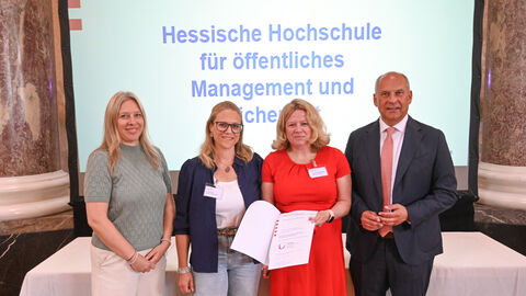 Verleihung Gütesiegel 'Familienfreundliche Hochschule Land Hessen' Gleichstellungsbeauftragte, Sabine Neuwirth; Gesundheitsmanagerin, Dr. Nadine Will; Kanzlerin der HöMS, Alexandra Schäfer-Vogel mit Innenminister Prof. Dr. Roman Poseck
