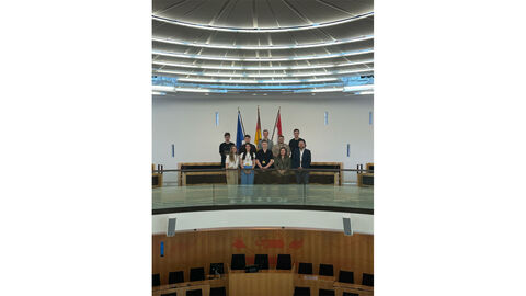 Gruppenfoto Landtag Gruppenfoto der Studierenden mit Dozent Prof. Dr. Achler im Landtag in Wiesbaden