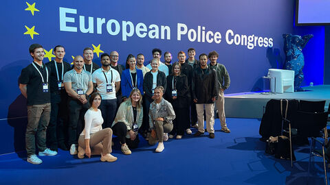 Gruppenbild auf Haupt-Podium des Europäischen Polizeikongresses
