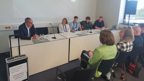Blick auf eine Podiums-Diskussionsgruppe. Links: Peter Beuth Blick auf eine Podiums-Diskussionsgruppe. Links: Peter Beuth